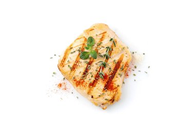 Beyaz arka planda baharatlı ızgara tavuk göğsü. Izgara mevsimi