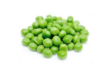 Beyaz arkaplanda taze yeşil bezelyeler.. 