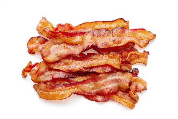 Beyaz arka planda izole edilmiş lezzetli kızarmış pastırma parçaları.