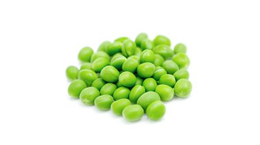 Beyaz arkaplanda taze yeşil bezelyeler.. 