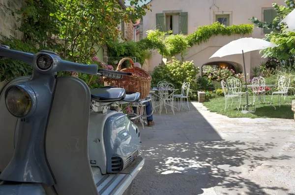 Scooter Estacionado Una Terraza Francia — Foto de Stock