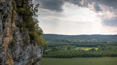Yaz aylarında tren rayları ile Fransız manzara
