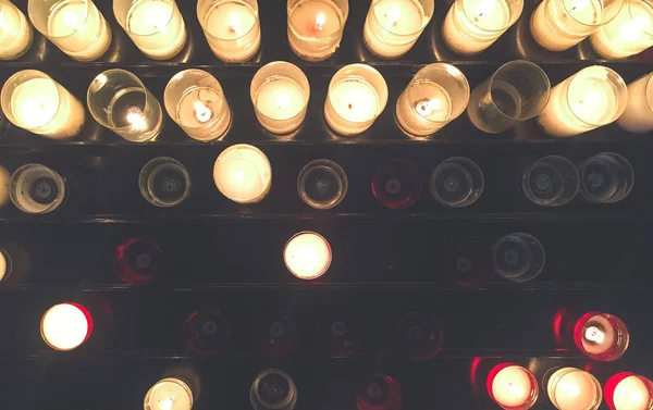 Fransa Bir Kilisede Karanlıkta Küçük Mumlar — Stok fotoğraf