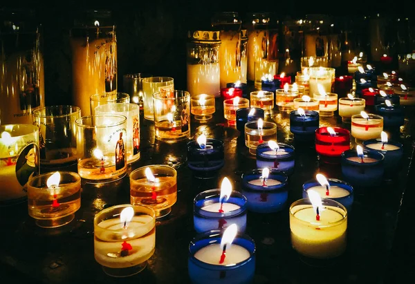 Fransa Bir Kilisede Karanlıkta Küçük Mumlar — Stok fotoğraf