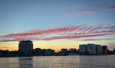 Günbatımı üzerinden Hollanda'da Amsterdam Limanı