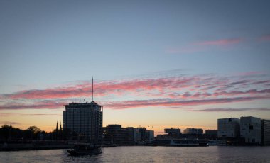 Günbatımı üzerinden Hollanda'da Amsterdam Limanı