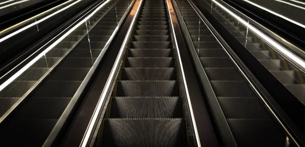 Corte Várias Escadas Rolantes Uma Estação Trem — Fotografia de Stock