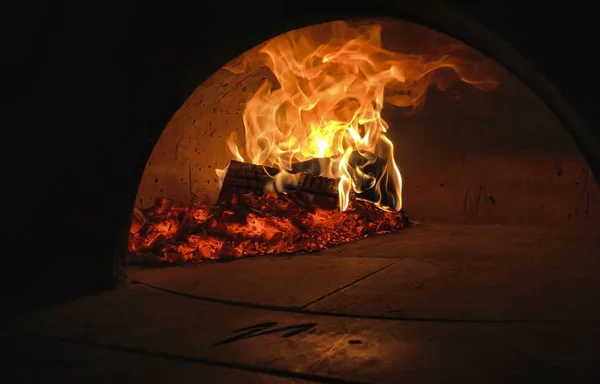Açık Ateş Gece Ormanda Pişirme — Stok fotoğraf