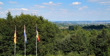 Vaals, Hollanda'da üç ülke sınırında Hollanda, Belçika ve Almanya bayrakları