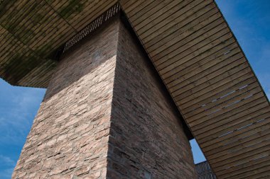 Bir gözetleme kulesi Vaals, yaz Hollanda'da üç sınır noktasında mavi gökyüzü karşı uyanık platformu