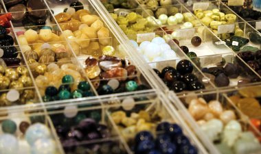 Valkenburg Hollanda bir mağazada sergilenen renkli taşlar