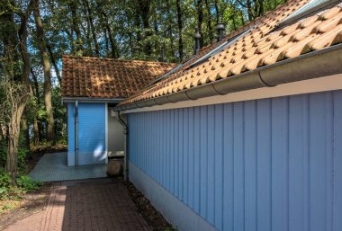 Ormanda kamp bir sitede tuvalet kabini