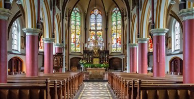 Katolik Kilisesi vitray ve mum bir katedral içinde