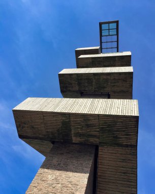 Bir gözetleme kulesi Vaals, yaz Hollanda'da üç sınır noktasında mavi gökyüzü karşı uyanık platformu