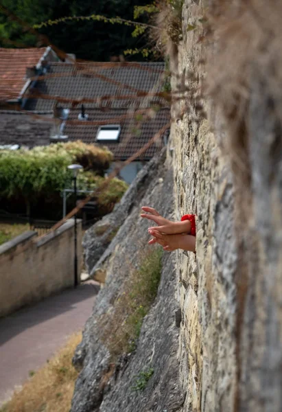 Las Manos Niño Través Pared Ladrillo Del Castillo Medieval — Foto de Stock