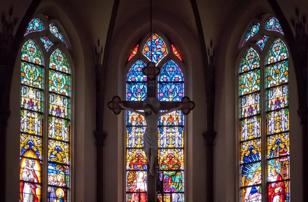 Katolik Kilisesi vitray ve mum bir katedral içinde