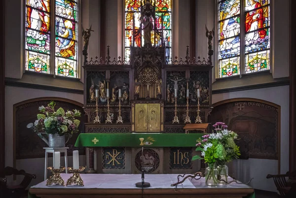 Dentro Una Catedral Iglesia Católica Con Vidrieras Velas — Foto de Stock