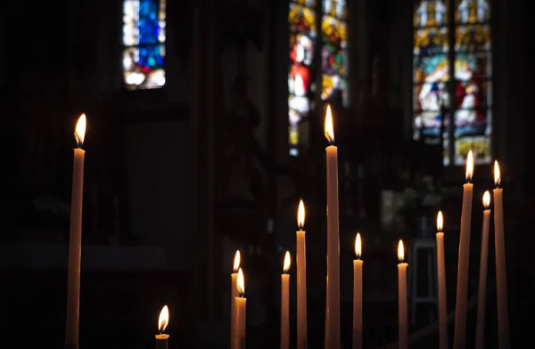 Dentro Una Catedral Iglesia Católica Con Vidrieras Velas — Foto de Stock