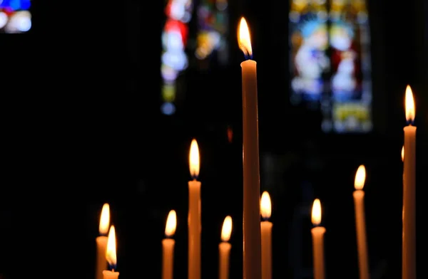 在天主教教堂的大教堂里 有彩色玻璃和蜡烛 — 图库照片#