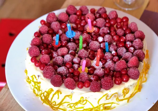 Málna Torta Egy Tányérra Egy Asztal Egy Születésnapi — Stock Fotó