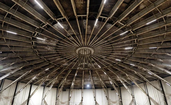 Круглая Крыша Большого Круглого Зала Молнией — стоковое фото