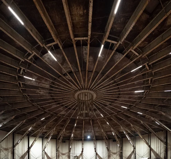 Круглая Крыша Большого Круглого Зала Молнией — стоковое фото