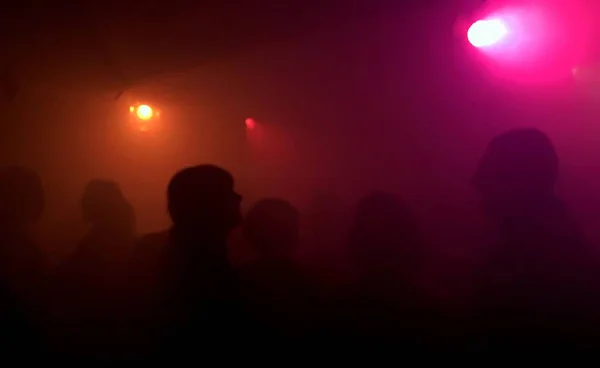사람들이 빨간색 암스테르담의 클럽에서 실루엣 — 스톡 사진