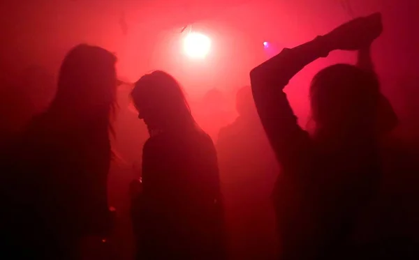 Силуэты Людей Танцующих Красном Свете Дыма Клубе Амстердаме — стоковое фото