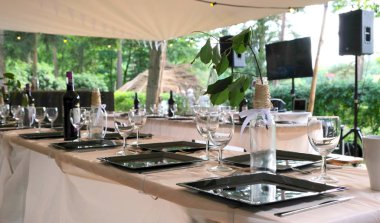 Yaz aylarında bir düğün partide yemek masası