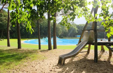 Yaz aylarında yüzme havuzunda bir orman dışında terkedilmiş