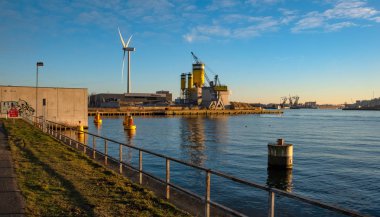 Açık bir günde güneşin Hollanda Amsterdam Limanı