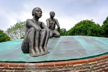 Amsterdam parkta oturan iki insanlar heykeli