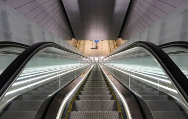 Bir tren istasyonunda birden fazla Yürüyen merdiveni kesme