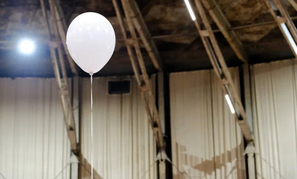 Λευκό Μπαλόνι Μια Μεγάλη Αίθουσα Τις Κουρτίνες — Φωτογραφία Αρχείου