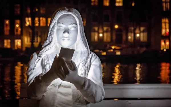 Białymi Rzeźbami Osób Patrzy Telefon Festiwalu Światła Amsterdam — Zdjęcie stockowe