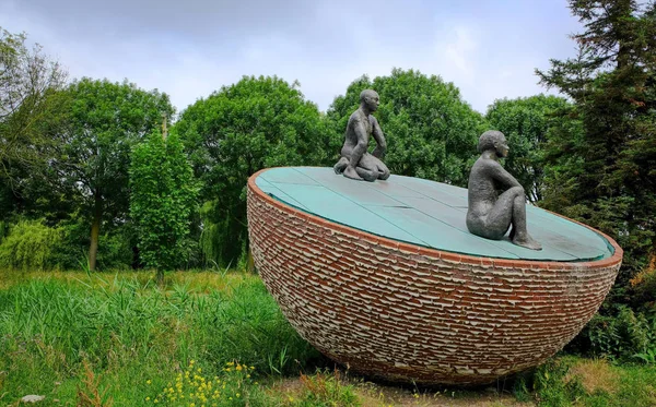 Pomnik Dwóch Osób Siedzących Parku Amsterdamie — Zdjęcie stockowe