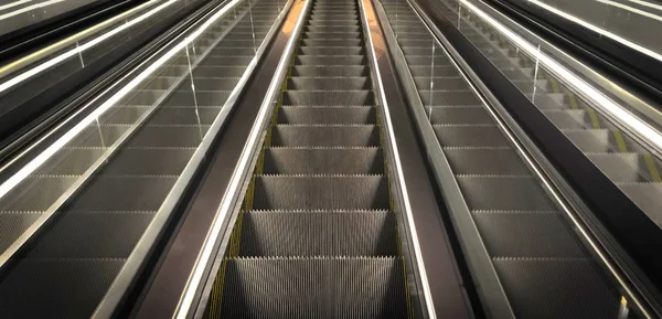 Recorte Múltiples Escaleras Mecánicas Una Estación Tren —  Fotos de Stock