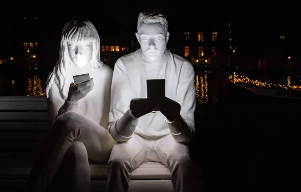 Білі Скульптури Людей Які Дивляться Телефону Фестивалі Світла Амстердамі Стокова Картинка