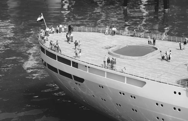 Миниатюрная модель лодки в гавани — стоковое фото