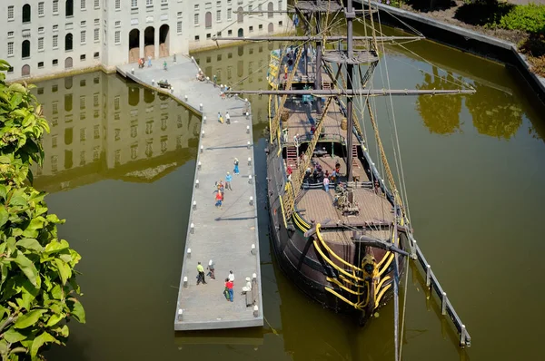 Barco en miniatura en los canales de Amsterdam —  Fotos de Stock