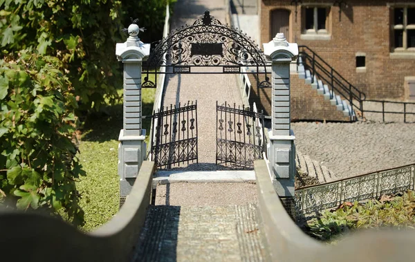 Entrada en miniatura de una mansión — Foto de Stock