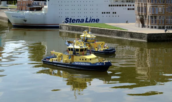 Modelo miniatura de un barco en un puerto —  Fotos de Stock