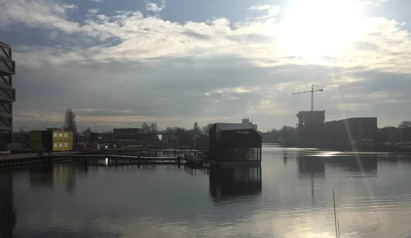Coucher de soleil derrière les bâtiments d'amsterdam — Photo