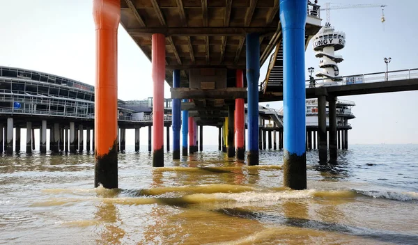 Lage hoek zicht op palen van een pier in de zee — Stockfoto