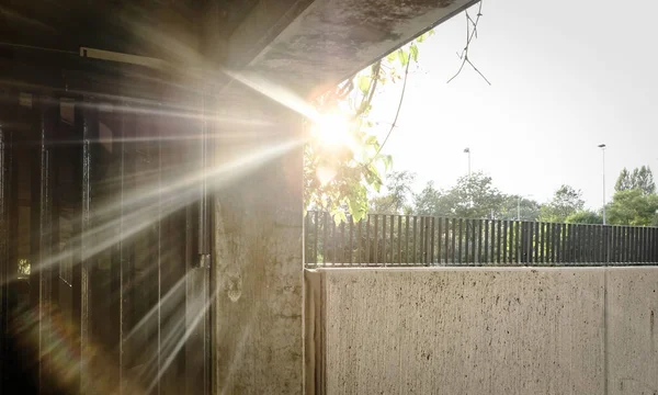 Raios solares explodem através da extremidade de um túnel — Fotografia de Stock