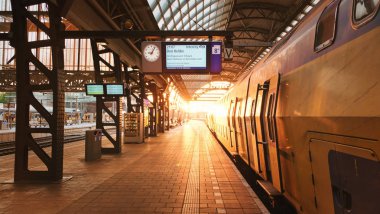 Tren istasyonunda gün batımında tren durağı