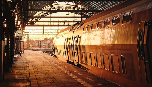 Tren istasyonunda gün batımında tren durağı