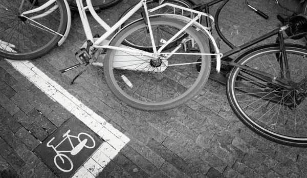 Skylt med text vänligen parkera inte cyklar här — Stockfoto