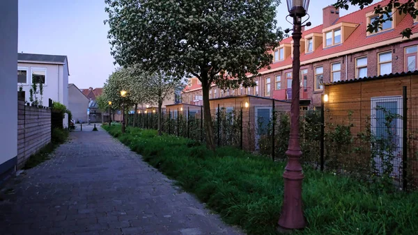 Superbe coucher de soleil Amsterdam. Maisons typiquement hollandaises sur le pont et les canaux au printemps , — Photo