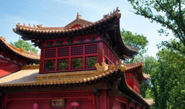 Japon klasik geleneksel bina, yanında güzel bir bahçe ile ormanda oluşur. Japonya 'da Kyoto iki katta huzurlu ahşap ev.